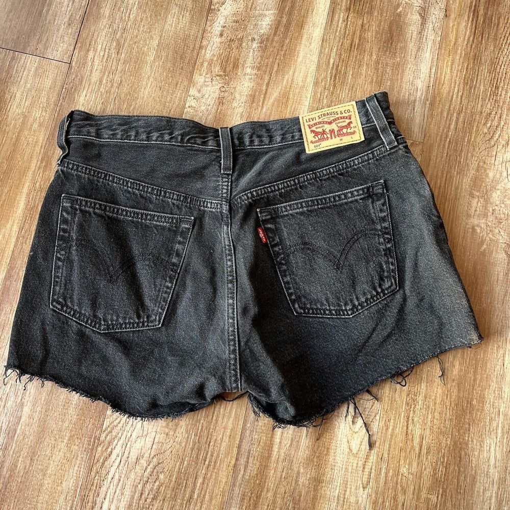 Levi's 501 Button Fly Black Denim‎ Jean Shorts Women's 27 Distressed Raw Hem - Picture 3 of 9